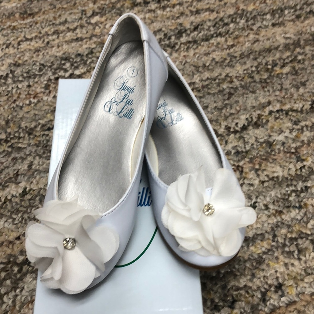 “Lucy Girls White Dress Shoes w/rhinestone flower